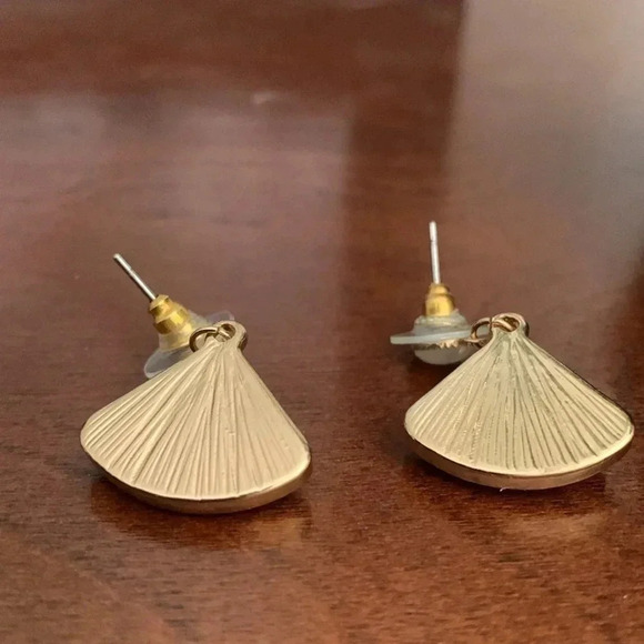 Smoky green goldtone earrings - Picture 5 of 5